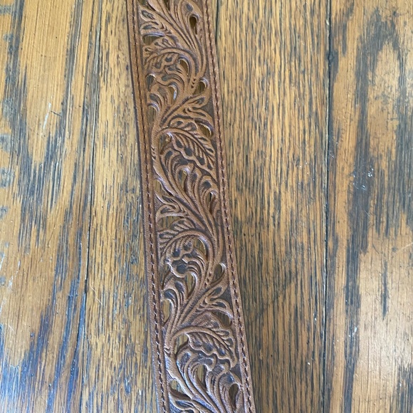 Brown country belt with silver buckle and etchings - Picture 3 of 4